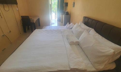 Lucena Apartment | Lucena Meg's Studio Apmnt Deluxe rm-Near SM-Wifi