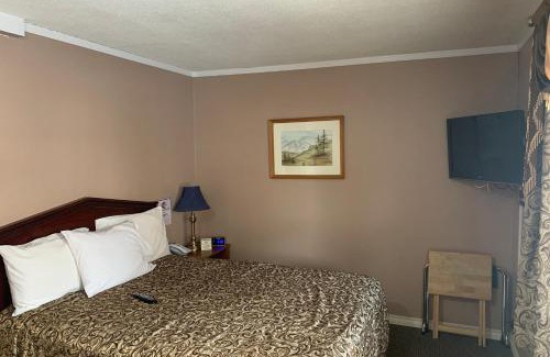 Whitby Hotel | Lucien Motel