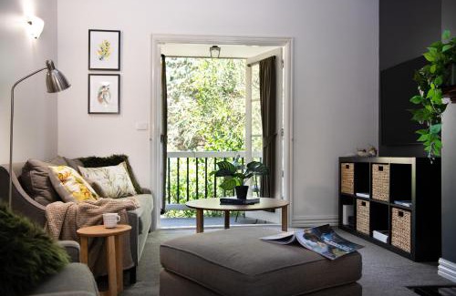 Hepburn Springs House | Lucini Cottage- wood fire and bush views