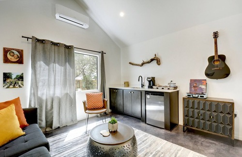 Dripping Springs Cabin | Lucky Arrow Retreat: Breezeway Cabin w/Hill Country View