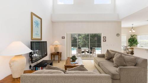 Cumbrian Lakes House | Lucky Charm - Budget-friendly 5 bed vacation home, close to Disney World