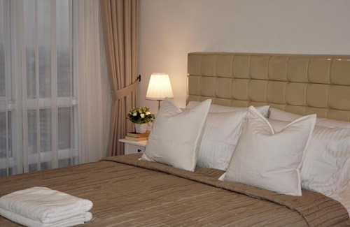 Chinatown Apartment | Lucky Tower Residence 2BR Top Floor Condo