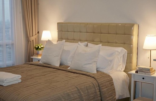 Chinatown Apartment | Lucky Tower Residence 2BR Top Floor Condo
