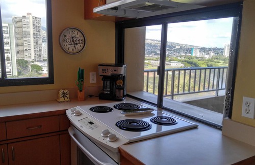Waikiki Condo | Lucky you! 2 Bedrooms, Large Lanai, Stunning Mountain Views, Pool, Parking, W/D