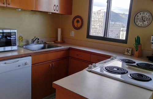 Waikiki Condo | Lucky you! 2 Bedrooms, Large Lanai, Stunning Mountain Views, Pool, Parking, W/D