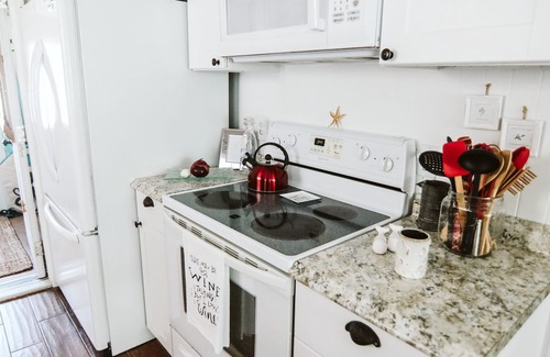 New Smyrna Beach House | "LUCY'S DREAM" ADORABLE RENOVATED BUNGALOW MINUTES TO CANAL STREET Monthly rate!