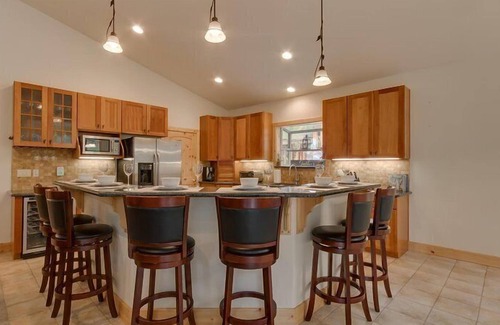 Tahoe Island House | Lukins Lodge by the Lake | Hot Tub