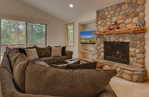 Tahoe Island House | Lukins Lodge by the Lake | Hot Tub