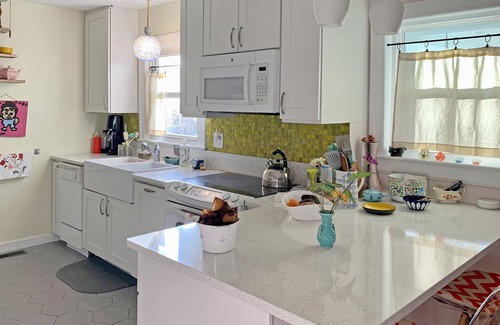 Wilmington House | Lullaby at the Lake - 1 bed 1 bath bungalow - Sleeps 4! Small pets welcome!