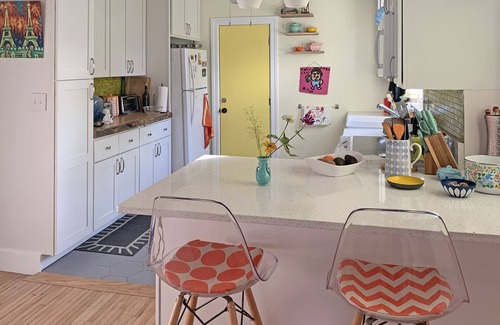 Wilmington House | Lullaby at the Lake - 1 bed 1 bath bungalow - Sleeps 4! Small pets welcome!
