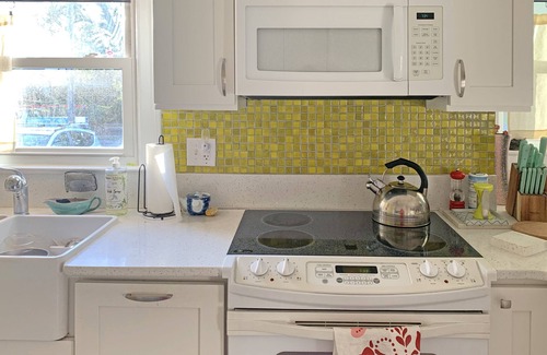 Wilmington House | Lullaby at the Lake - 1 bed 1 bath bungalow - Sleeps 4! Small pets welcome!