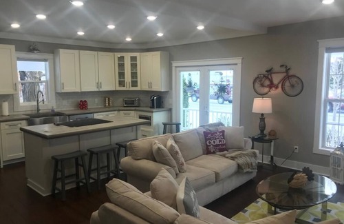 Harbor Springs House | Lulu's Cottage Downtown Harbor Springs! Location! Location! Location!