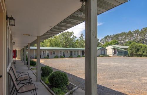 Balsam Lake Apartment | Lumber Jill Lodge 17 King Bed Retreat