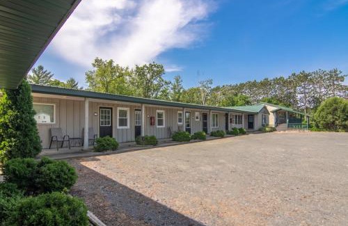 Balsam Lake Apartment | Lumber Jill Lodge 17 King Bed Retreat