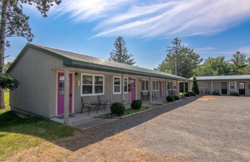 Balsam Lake Apartment | Lumber Jill Lodge 18 Cozy King Room