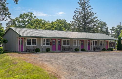 Balsam Lake Apartment | Lumber Jill Lodge 18 Cozy King Room