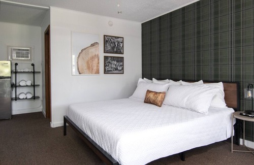 Balsam Lake Hotel | Lumberjill Lodge #11 | King Room