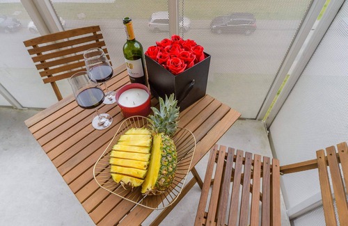 Lodz Apartment | Lumina modern studio with balcony