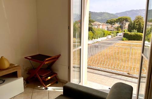 Avenza Apartment | Luminoso appartamento indipendente, al mare !