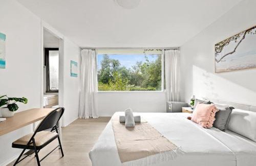 Pymble House | Luminous Ensuite Queen Room - Centrally Located