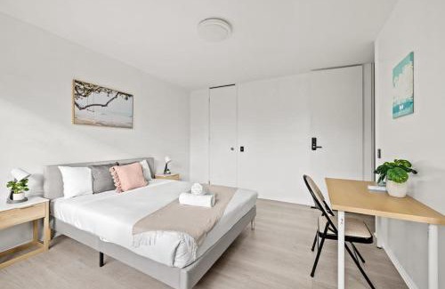 Pymble House | Luminous Ensuite Queen Room - Centrally Located