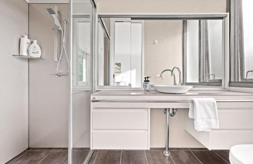 Pymble House | Luminous Ensuite Queen Room - Centrally Located