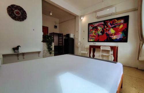 Thung Maha Mek Apartment | Lumphini 5 Train station center EnSuite Aircon