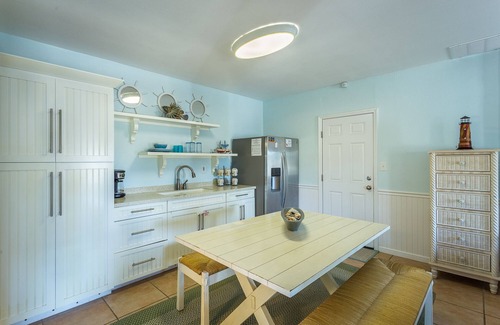 East End House | Lured Inn - 5 BR 4 Bath Home with Private Pool and Studio Sea Suite under home