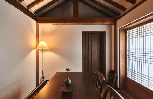 Gahoe-dong Apartment | Lurury Hanok Stay Reflection