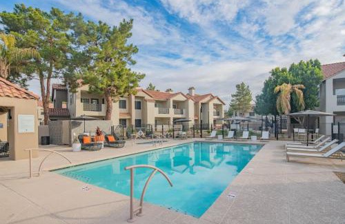 North Scottsdale Apartment | Lush Golf Pickleball Pool Hot Tub King Bed Parking