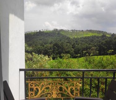 Fern Hill House | Lush Green View Cottage Tea Garden View