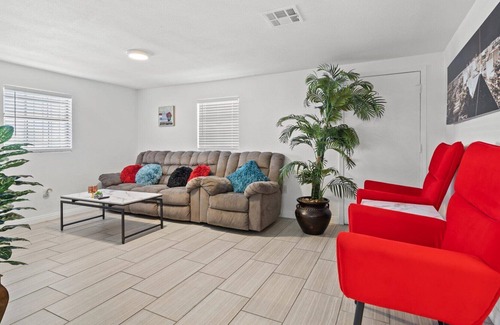 Chinatown House | Lush Modern Desert Inn 5 mins to Strip and Convention Fast Wifi 5 TVs Recliners