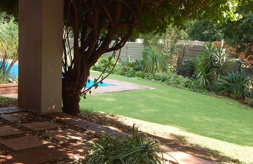Greater Johannesburg Metropolitan Area Apartment | Lush retreat in the heart of Johannesburg's elegant northern suburbs