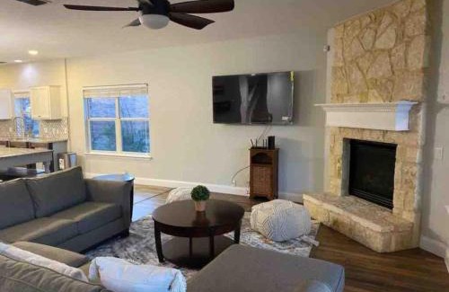 San Antonio Villa | Lush, spacious 5-bdr near attrns