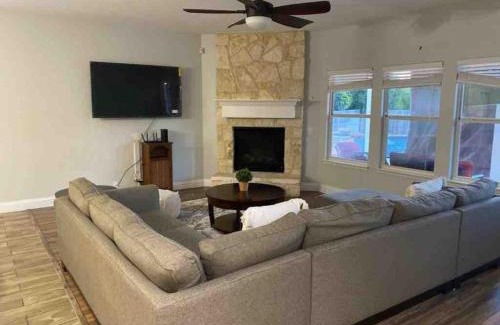 San Antonio Villa | Lush, spacious 5-bdr near attrns