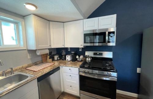 Springfield House | Lush Wonders - Sleeps 7, Wi-Fi, Pet-friendly, Free Parking, BBQ