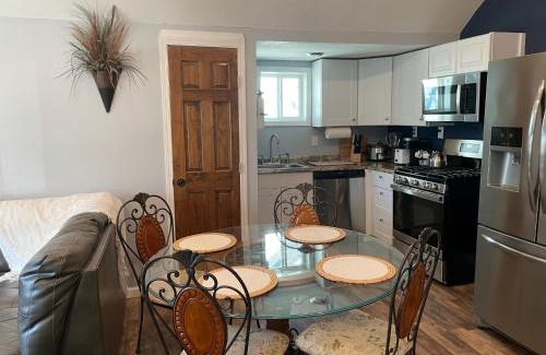 Springfield House | Lush Wonders - Sleeps 7, Wi-Fi, Pet-friendly, Free Parking, BBQ