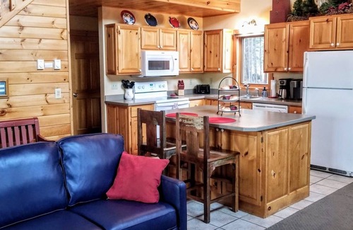 Lutsen Cabin | Lutsen's cutest vacation home between Lake Superior and Lutsen Mountains.