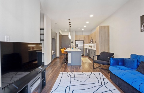 North Burnet Apartment | Lux 1BR Alongside Q2 & Domain With Pool, Gym and Free Parking