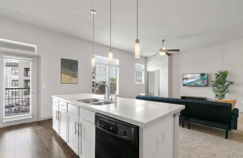 Montopolis Apartment | LUX 2B2B Apt Near Heart of Austin with Pool & Parking
