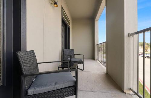 Montopolis Apartment | LUX 2B2B Apt Near Heart of Austin with Pool & Parking