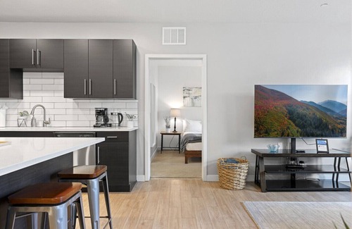 Downtown Salt Lake City Apartment | Lux 2Bdr 2Ba - Pool, HotTub, FreePrkg, KingBed NEW