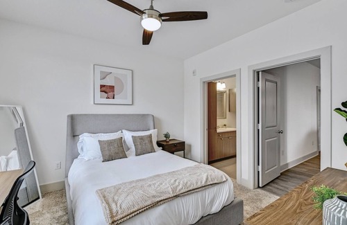 West Oak Hill Apartment | Lux 2Bed/2Bath Apt + King Bed + 1G WiFi