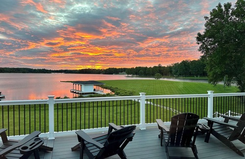Mineral House | Lux 4BR Lkfront- in/outdoor fun-MovieRm-Gym-Dock-4private bathrooms, kayaks/SUP