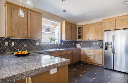 Davis House | Lux 4BR Retreat Pool Hot Tub 2 Kings 2 queens Davis Sacramento NorCal