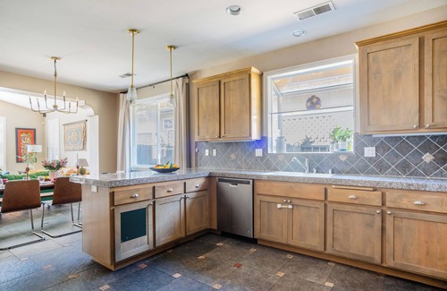 Davis House | Lux 4BR Retreat Pool Hot Tub 2 Kings 2 queens Davis Sacramento NorCal