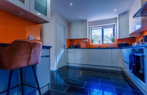 Milton Keynes House | Lux 5 bedroom Ulverston House with free parking