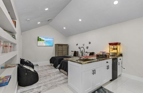 Willoughby Acres House | Lux 5BDR HUGE HTD Pool NR BEACH