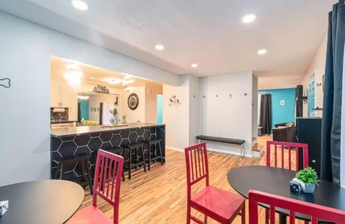 West Omaha House | Lux 6 Bedroom home w 3 King, 3 Queen, 3 Shower