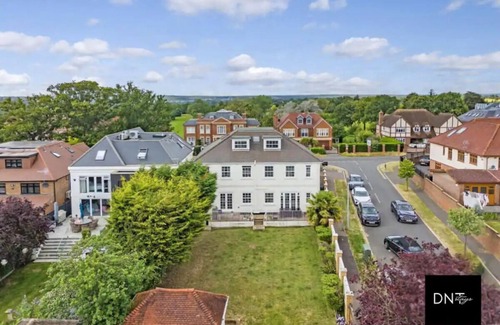 Redbridge House | Lux 7BR Chigwell House & Garden